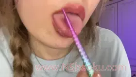 pipi酱睡不醒_细腻口腔音与低语助眠视频_v1.0